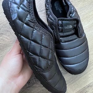 Size 7 womens north face puff black slippers